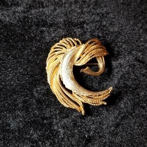 VINTAGE 1960s gold tone pin brooch